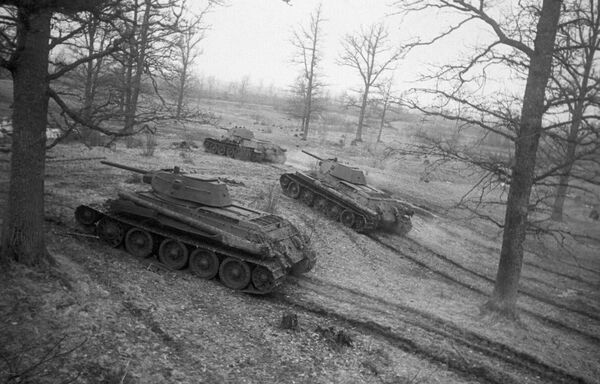 Советские танки Т-34 выходят на рубежи атаки Советские танки Т-34 выходят на рубежи атаки