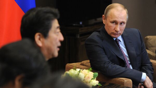 Президент России Владимир Путин и премьер-министр Японии Синдзо Абэ во время встречи в резиденции Бочаров ручей