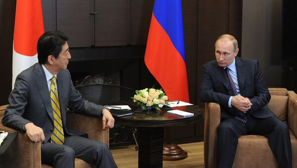 Президент России Владимир Путин и премьер-министр Японии Синдзо Абэ Архивное фото