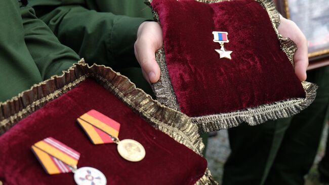 Медали офицера спецназа, героя России Александра Прохоренко, погибшего при выполнении боевой задачи в Сирии 17 марта. Архивное фото