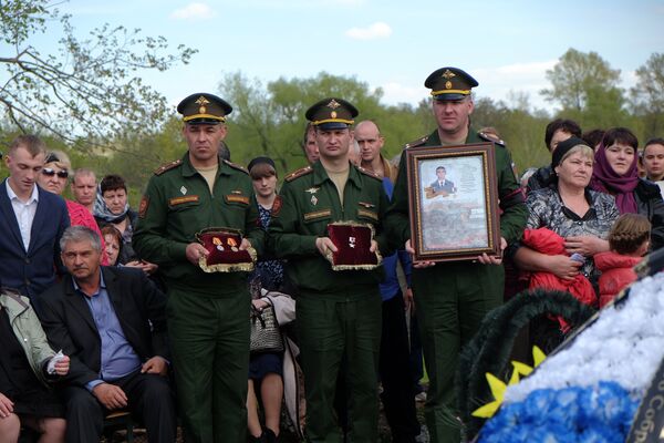 Церемония похорон офицера спецназа, героя России Александра Прохоренко, погибшего при выполнении боевой задачи в Сирии 17 марта Церемония похорон офицера спецназа, героя России Александра Прохоренко, погибшего при выполнении боевой задачи в Сирии 17 марта