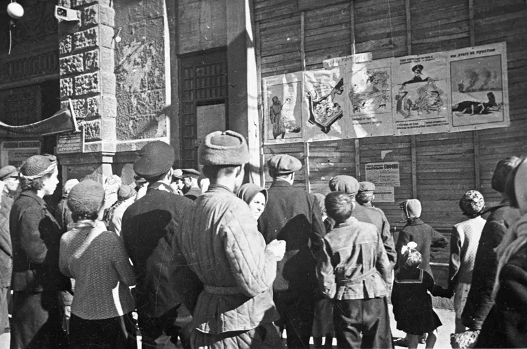 Жители города читают Окна ТАСС Жители города читают Окна ТАСС