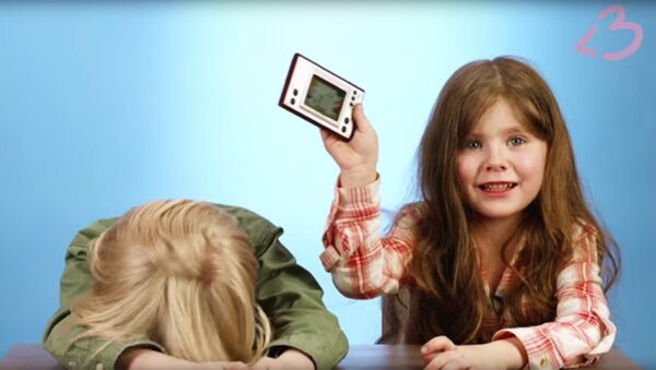 Дети тестируют советскую электронную игру Ну, погоди
