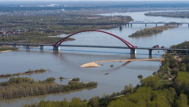 Бугринский автомобильный мост через реку Обь в Новосибирске. Архивное фото