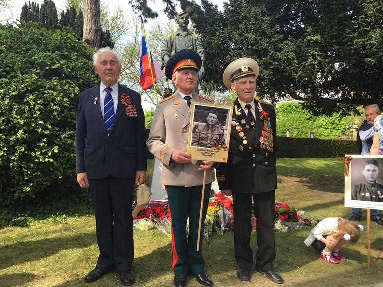 Ветераны у памятника русским участникам французского Сопротивления Ветераны у памятника русским участникам французского Сопротивления