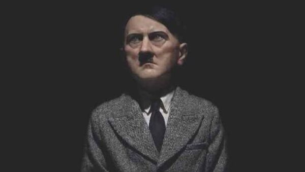 Статуя стоящего на коленях Гитлера