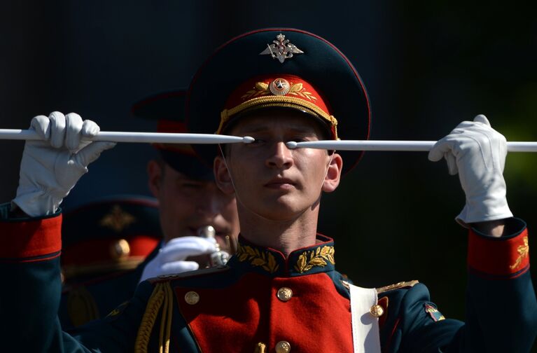 Военнослужащий парадного расчета перед началом военного парада на Красной площади в честь 71-й годовщины Победы в Великой Отечественной войне 1941-1945 годов