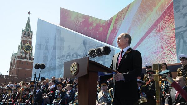 9 мая 2016. Президент России Владимир Путин выступает с речью на военном параде