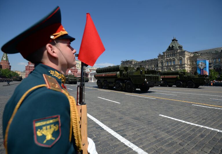 Зенитно-ракетные комплексы Триумф С-400 во время военного парада на Красной площади в честь 71-й годовщины Победы в Великой Отечественной войне 1941-1945 годов