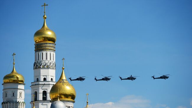 Ударные вертолеты Ми-28H Ночной охотник во время военного парада на Красной площади в честь 71-й годовщины Победы в Великой Отечественной войне 1941-1945 годов