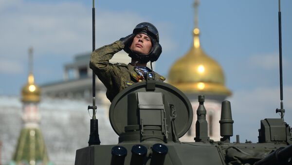 Военнослужащий во время военного парада на Красной площади в честь 71-й годовщины Победы в Великой Отечественной войне 1941-1945 годов