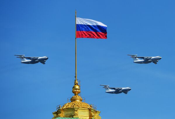 Транспортные самолеты Ил-76МД во время воздушной части военного парада в Москве в честь 71-й годовщины Победы в Великой Отечественной войне 1941-1945 годов