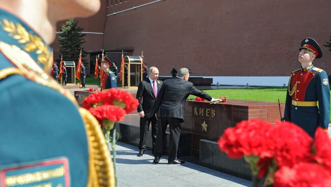 Президент РФ В. Путин и премьер-министр РФ Д. Медведев на церемонии возложения цветов к Могиле Неизвестного солдата