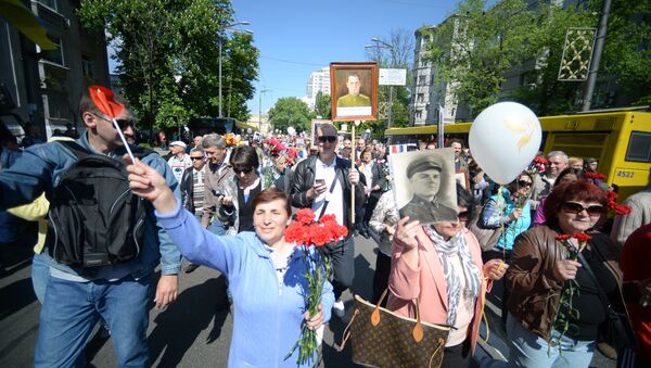 Участники акции Бессмертный полк во время шествия по улицам Киева