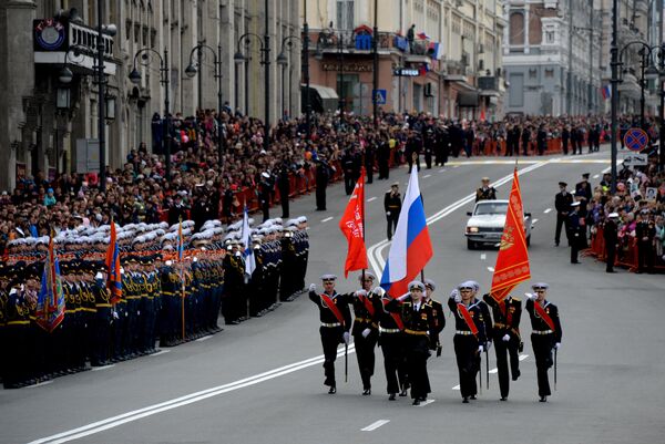 Знаменная группа во время военного парада, посвященного 71-й годовщине Победы в Великой Отечественной войне, во Владивостоке