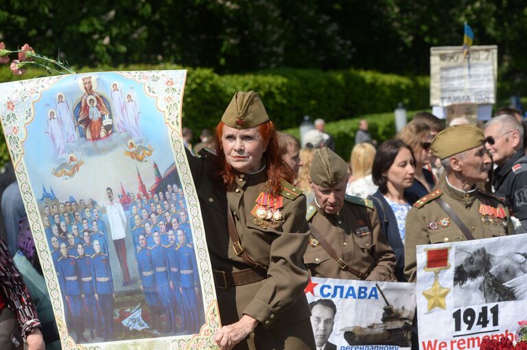 Участники акции Бессмертный полк во время шествия по улицам Киева. Участники акции Бессмертный полк во время шествия по улицам Киева.