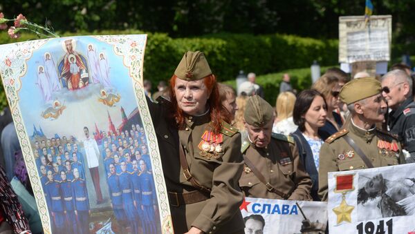 Участники акции Бессмертный полк во время шествия по улицам Киева.