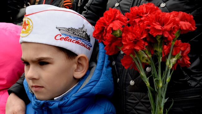 Зрители во время военного парада, посвященного годовщине Победы в Великой Отечественной войне. Архивное фото