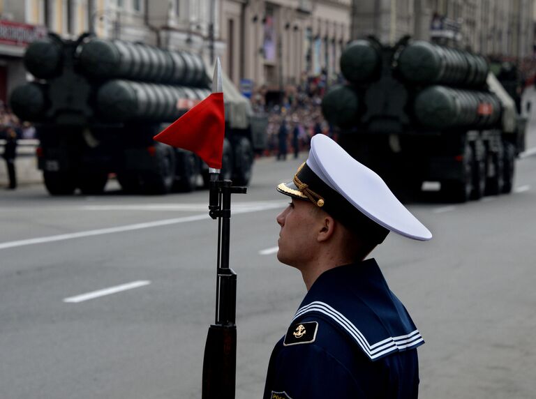 Зенитные ракетные комплексы С-300 (на дальнем плане) во время военного парада, посвященного 71-й годовщине Победы в Великой Отечественной войне, во Владивостоке