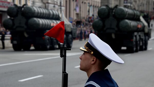 Зенитные ракетные комплексы С-300 (на дальнем плане) во время военного парада, посвященного 71-й годовщине Победы в Великой Отечественной войне, во Владивостоке