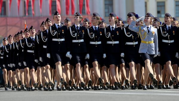 Курсанты Санкт-Петербургского университета МВД РФ во время военного парада. Архивное фото
