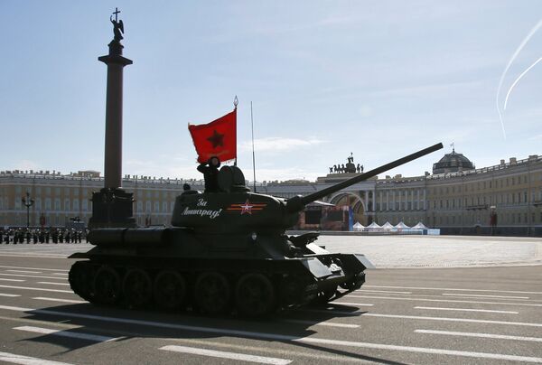 Танк Т-34-85 во время военного парада, посвященного 71-й годовщине Победы в Великой Отечественной войне 1941-1945 годов, на Дворцовой площади в Санкт-Петербурге