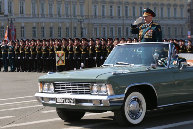 Командующий войсками Западного военного округа, генерал-полковник Андрей Картаполов во время военного парада, посвященного 71-й годовщине Победы в Великой Отечественной войне 1941-1945 годов, на Дворцовой площади в Санкт-Петербурге