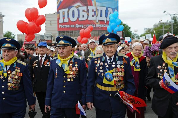 Участники торжественного шествия, посвященного Дню Победы и чествованию ветеранов Великой Отечественной войны, в Ростове-на-Дону