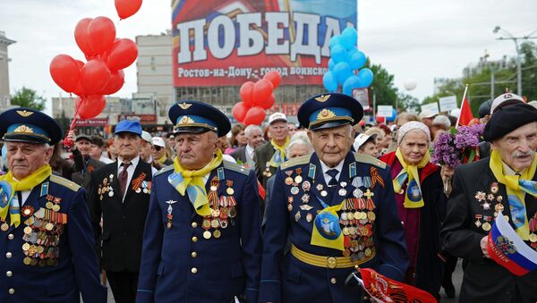 Участники торжественного шествия, посвященного Дню Победы и чествованию ветеранов Великой Отечественной войны, в Ростове-на-Дону