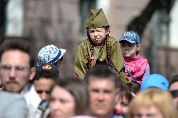 Зрители во время военного парада, посвященного 71-й годовщине Победы в Великой Отечественной войне, в Казани