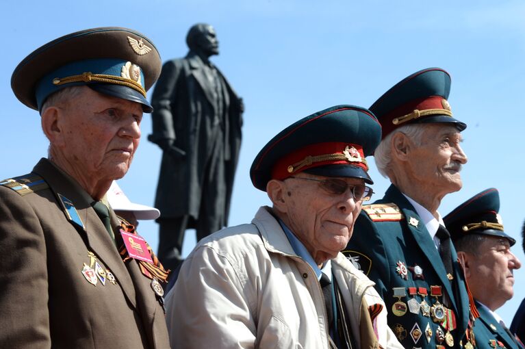 Зрители во время военного парада, посвященного 71-й годовщине Победы в Великой Отечественной войне, в Казани