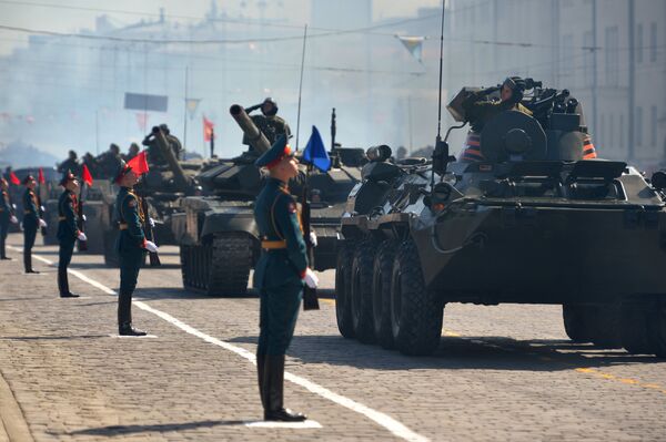 Проход военной техники во время военного парада, посвященного 71-й годовщине Победы в Великой Отечественной войне, в Екатеринбурге