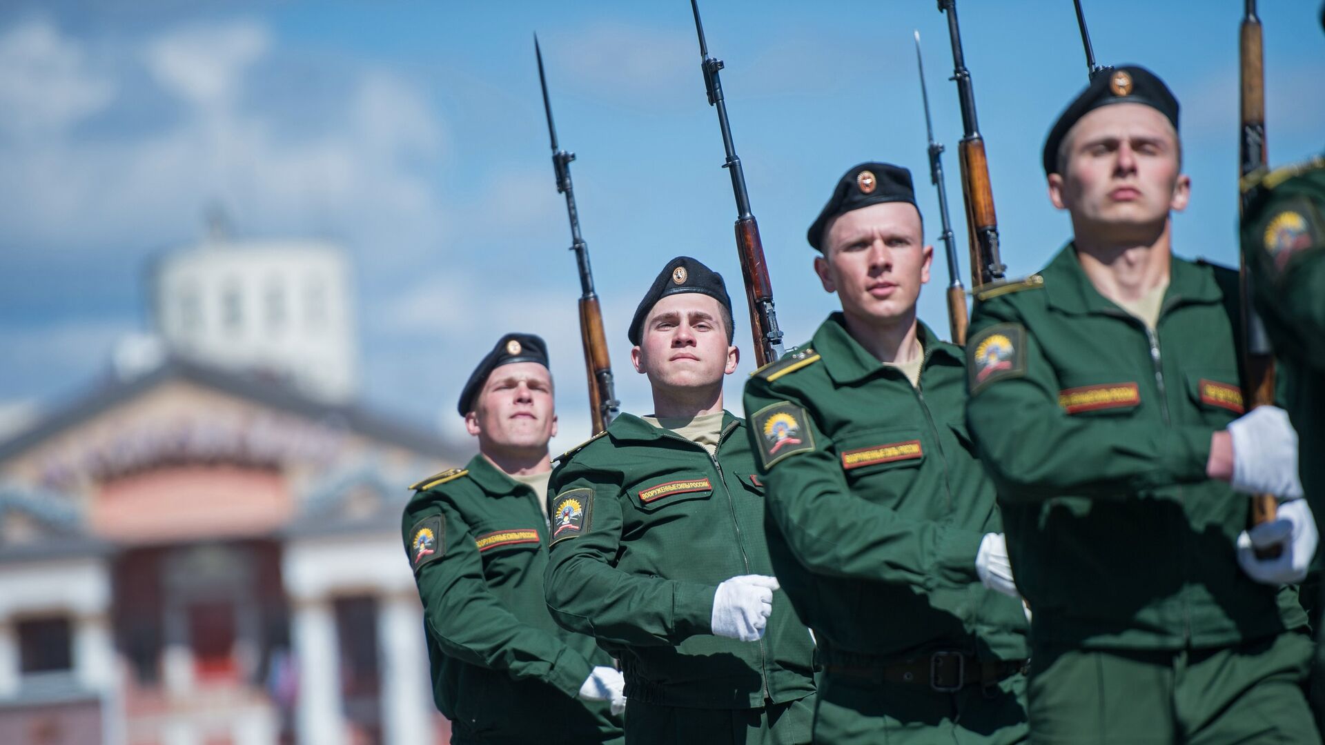 Военнослужащие во время военного парада в Омске - РИА Новости, 1920, 09.05.2022