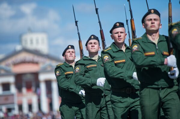 Военнослужащие во время военного парада, посвященного 71-й годовщине Победы в Великой Отечественной войне, в Омске