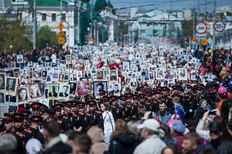 Участники шествия Бессмертный полк в честь 71-й годовщины Победы в Великой Отечественной войне 1941-1945 годов в Омске