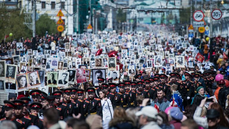 Участники шествия Бессмертный полк в честь 71-й годовщины Победы в Великой Отечественной войне 1941-1945 годов в Омске