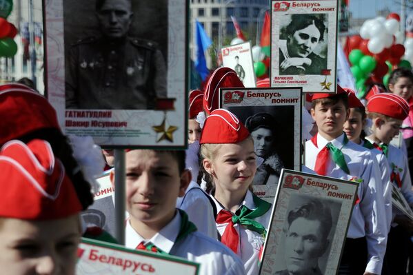 Участники шествия Бессмертный полк в честь 71-й годовщины Победы в Великой Отечественной войне 1941-1945 годов в Минске