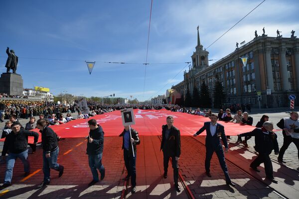 Участники акции Бессмертный полк во время шествия по улицам Екатеринбурга