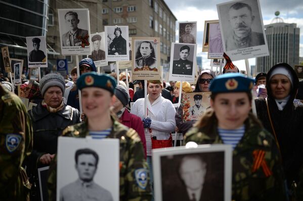 Участники шествия Бессмертный полк в честь 71-й годовщины Победы в Великой Отечественной войне 1941-1945 годов в Новосибирске