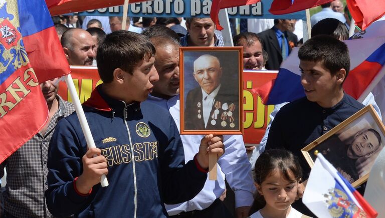 Участники шествия Бессмертный полк в честь 71-й годовщины Победы в Великой Отечественной войне 1941-1945 годов в селении Чинар Дербентского района Дагестана