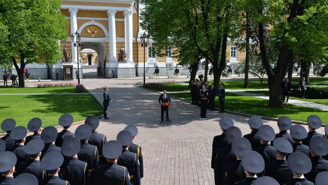 Президент РФ В. Путин поздравил Кремлевский полк Московского Кремля ФСО с 80-летием