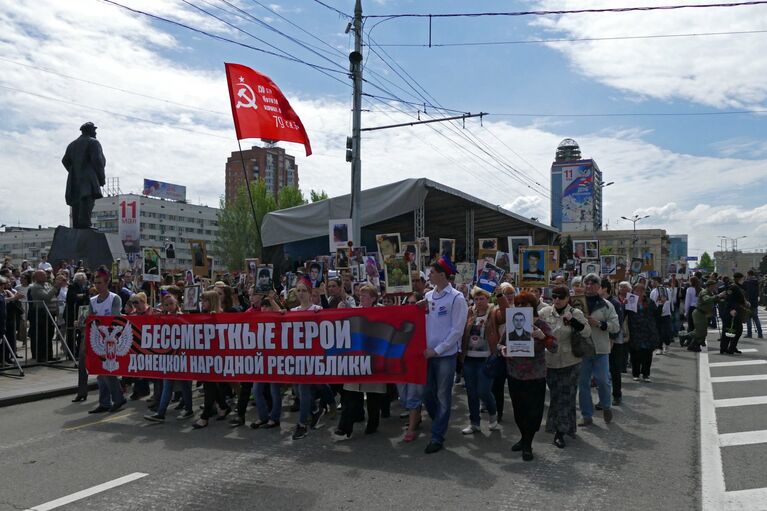 Участники шествия Бессмертный полк в честь 71-й годовщины Победы в Великой Отечественной войне 1941-1945 годов в Донецке