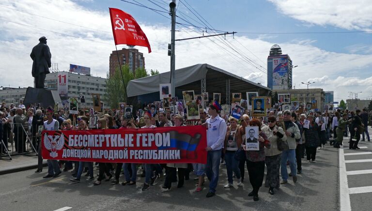 Участники шествия Бессмертный полк в честь 71-й годовщины Победы в Великой Отечественной войне 1941-1945 годов в Донецке