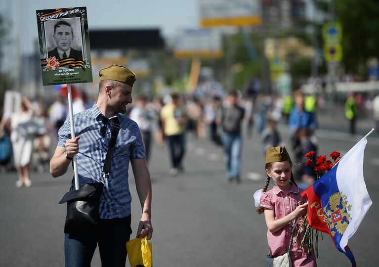 Участники шествия Бессмертный полк в честь 71-й годовщины Победы в Великой Отечественной войне 1941-1945 годов в Москве