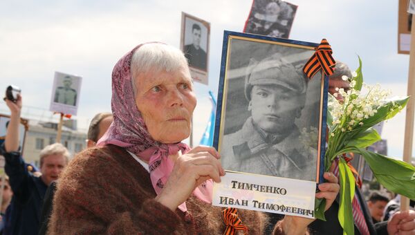 Участница акции Бессмертный полк в Луганске