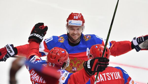 Игрок сборной России Сергей Мозякин (в центре). Архивное фото