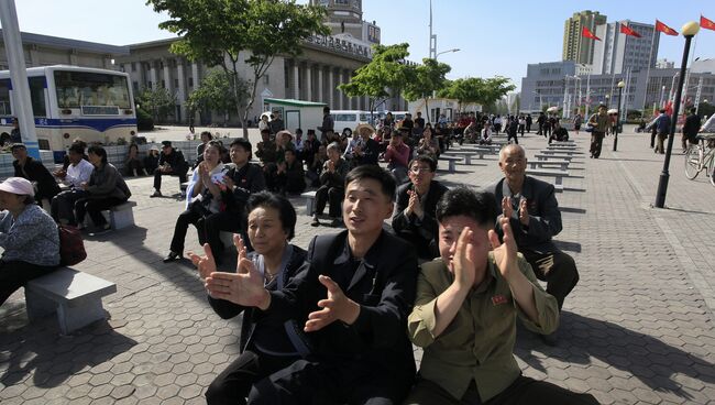 Жители Северной Кореи слушают выступление Ким Чен Ына