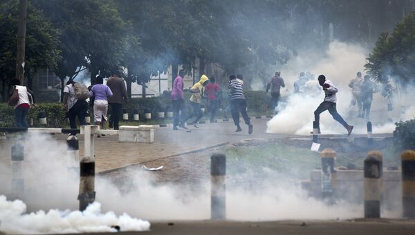 Полиция разгоняет сторонников оппозиции слезоточивым газом во время акции протеста. Архивное фото