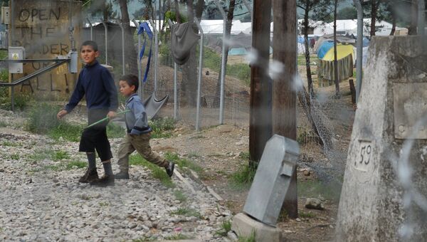 Вид на стихийный лагерь беженцев в районе села Идомени в Греции с территории Македонии