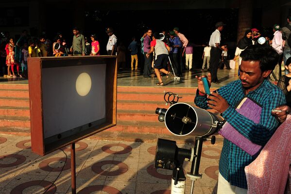 Наблюдение за прохождением Меркурия по диску Солнца 9 мая 2016 года в Ченнаи, Индия